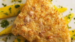 Recepta de cuina de Filets de palaia arrebossats amb herba de llimona i coco ratllat sobre amanida de mango